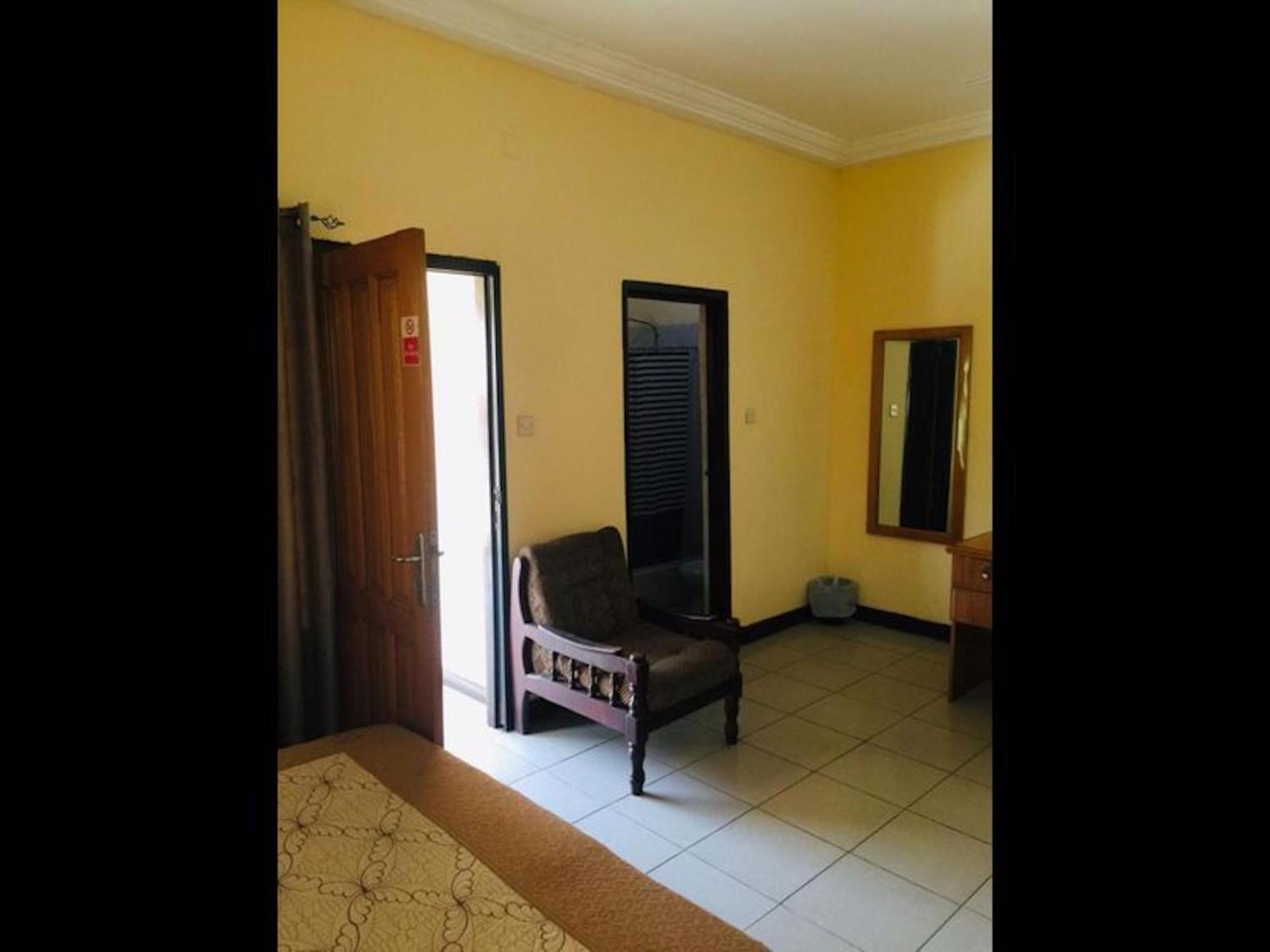 Room In Bb - Double Room With Balcony Accra Exterior photo