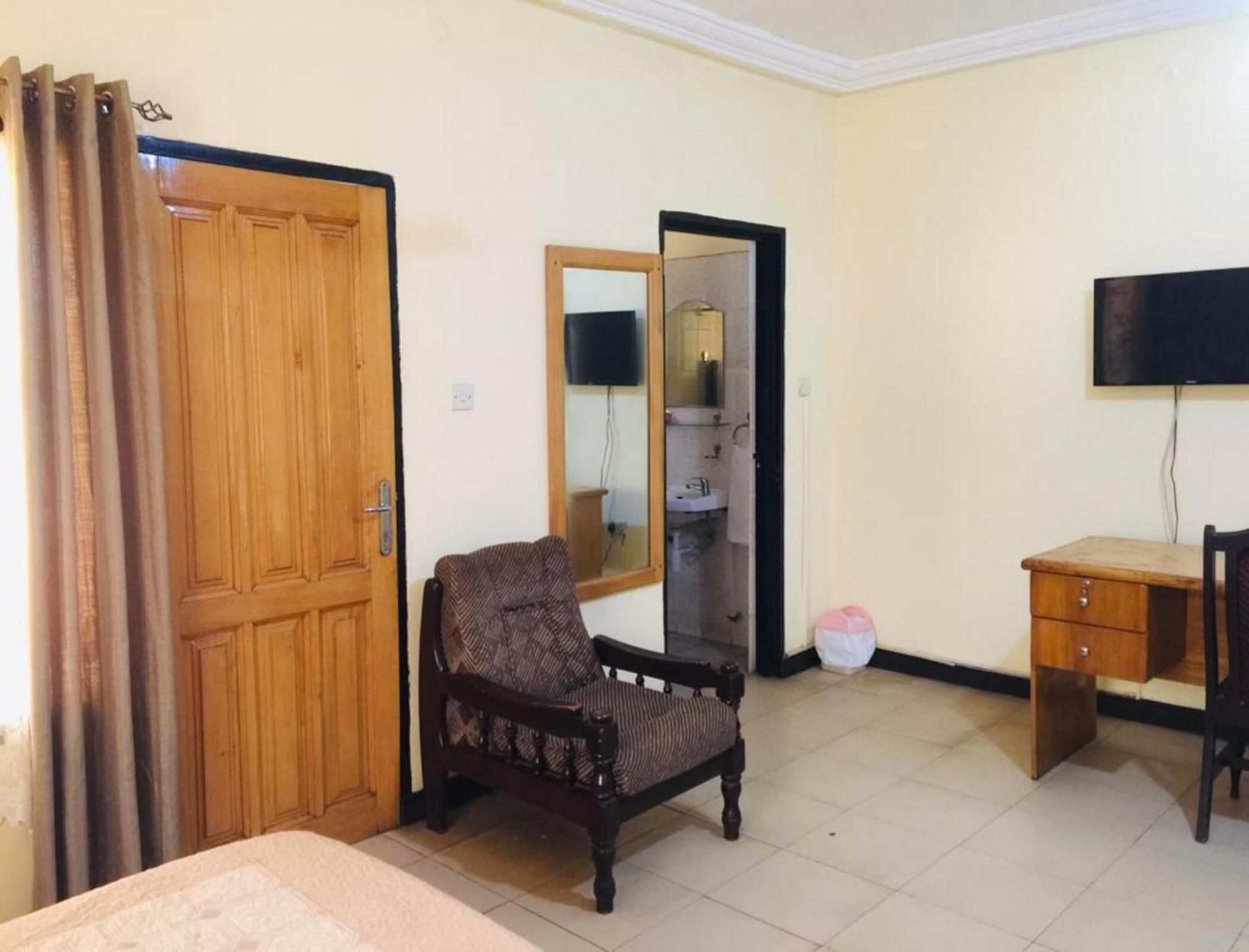 Room In Bb - Double Room With Balcony Accra Exterior photo